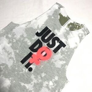 NIKE women’s camo muscle tee size xs